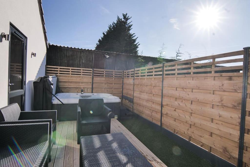 Hoxne Cottages - Rose Cottage With Private Hot Tub York Bagian luar foto